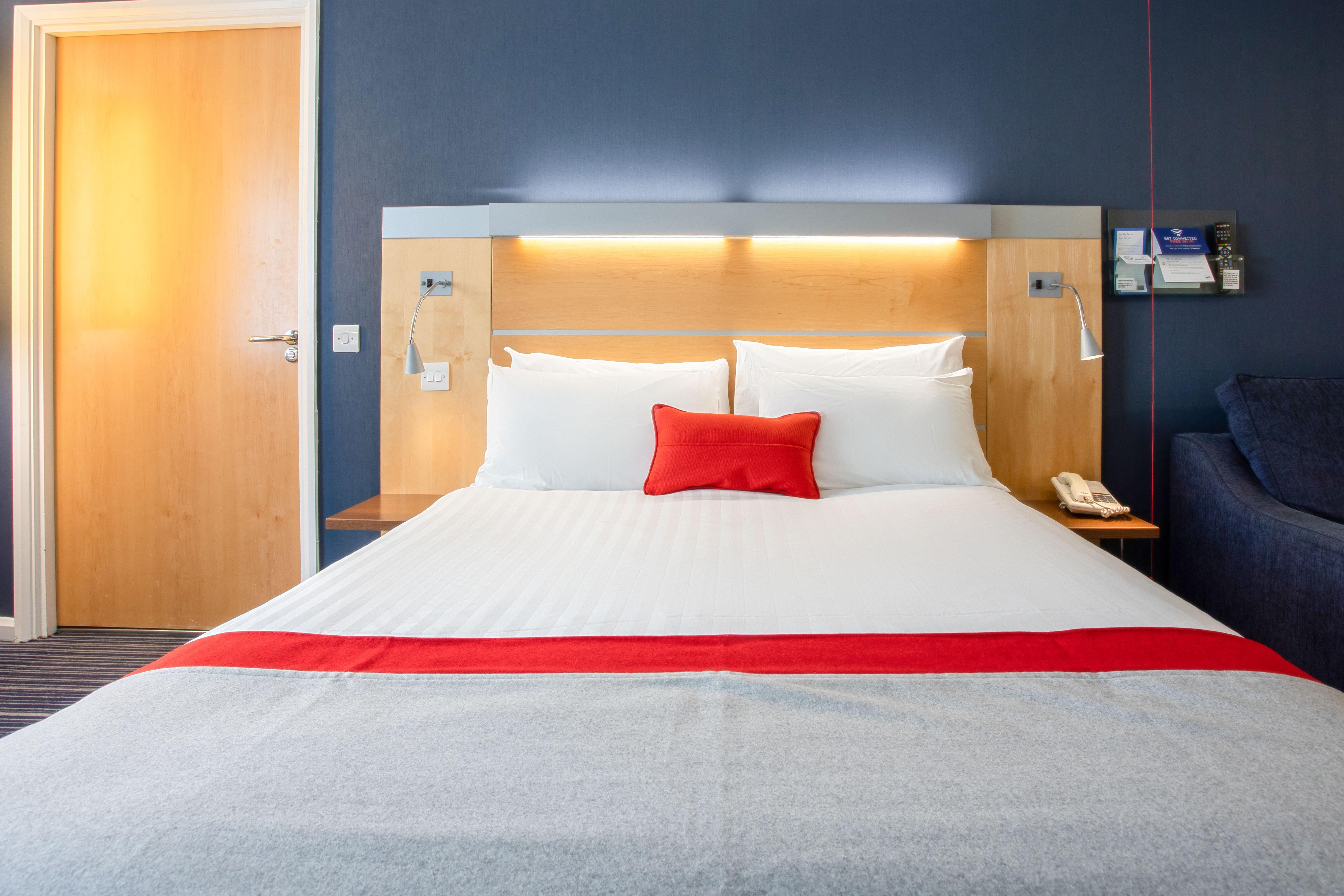 Holiday Inn Express Dunfermline By Ihg Exterior foto