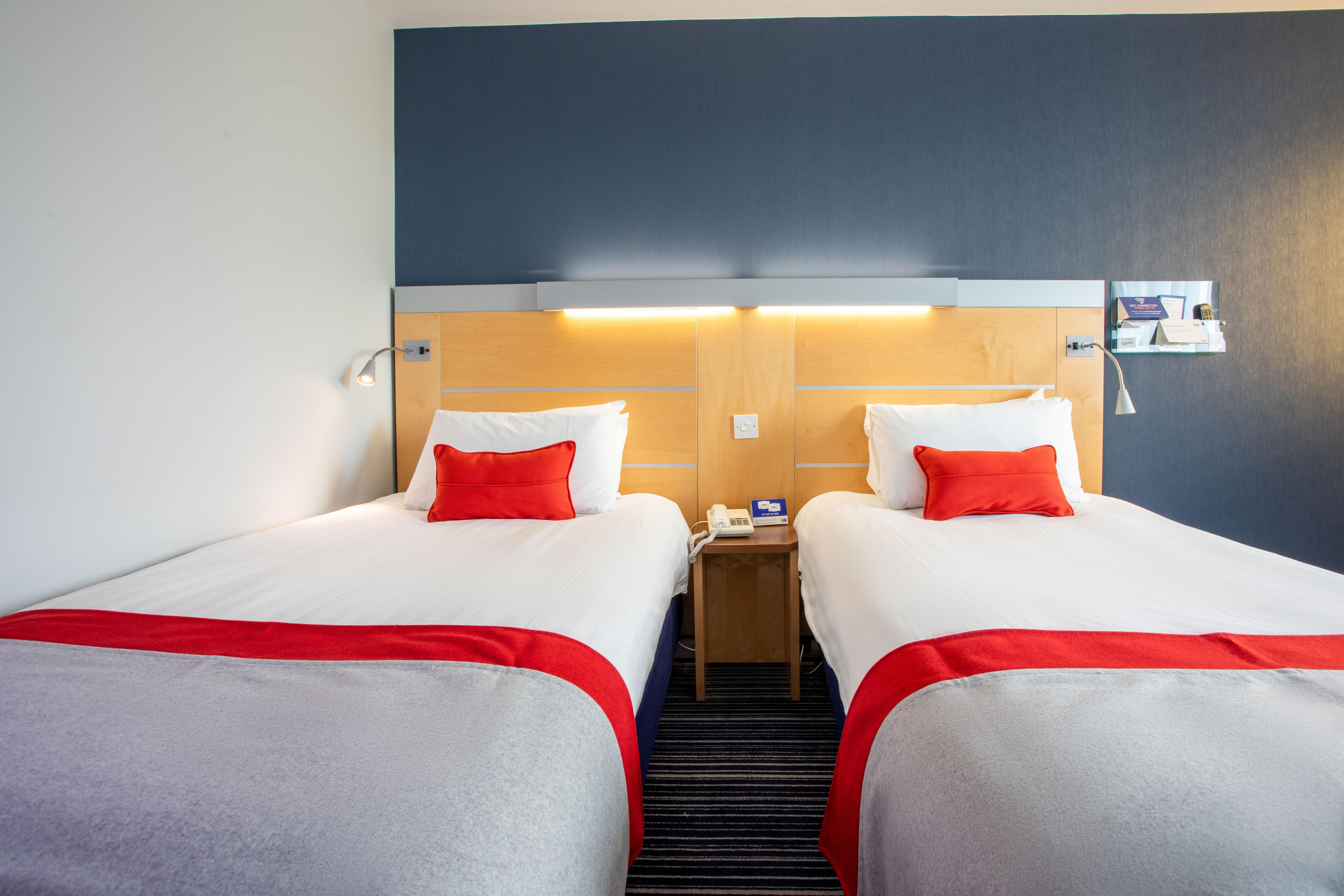 Holiday Inn Express Dunfermline By Ihg Exterior foto