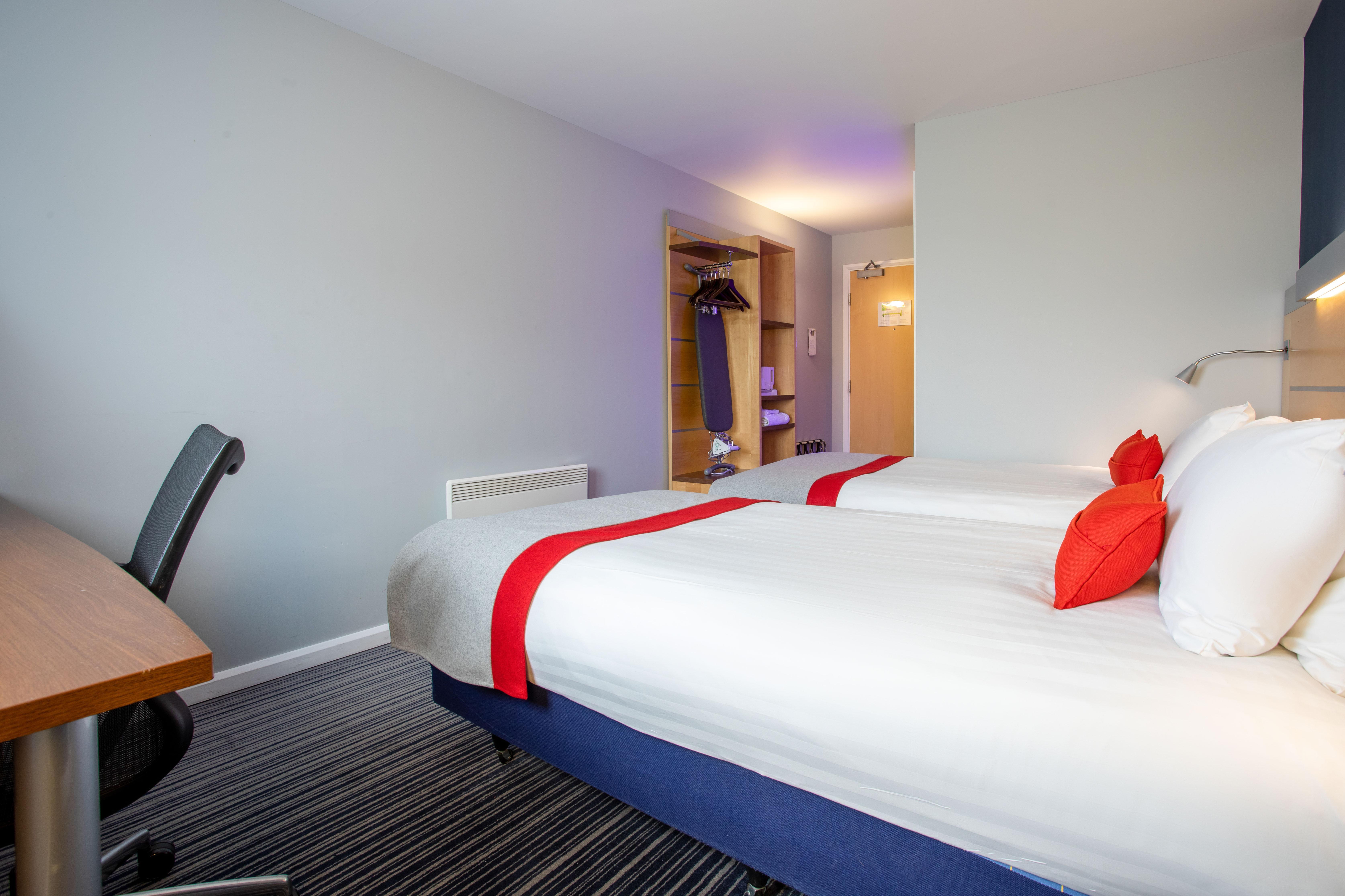 Holiday Inn Express Dunfermline By Ihg Exterior foto