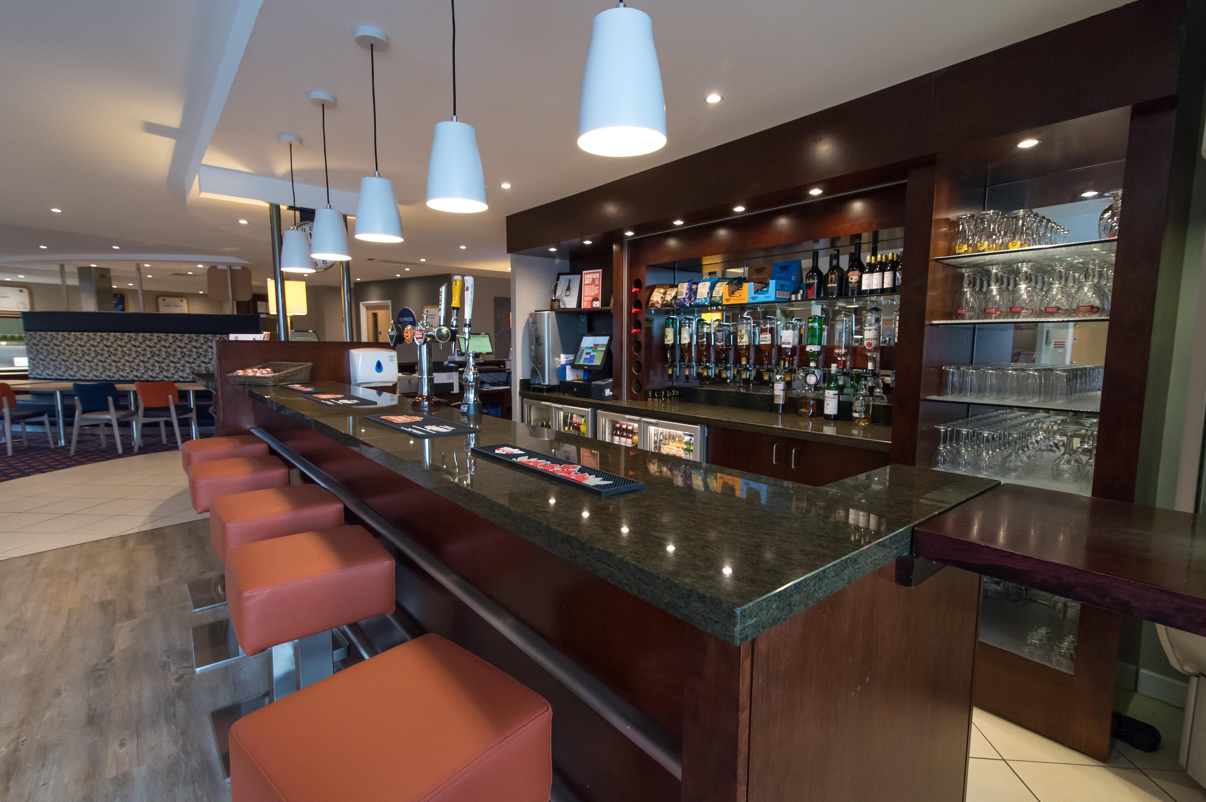 Holiday Inn Express Dunfermline By Ihg Exterior foto