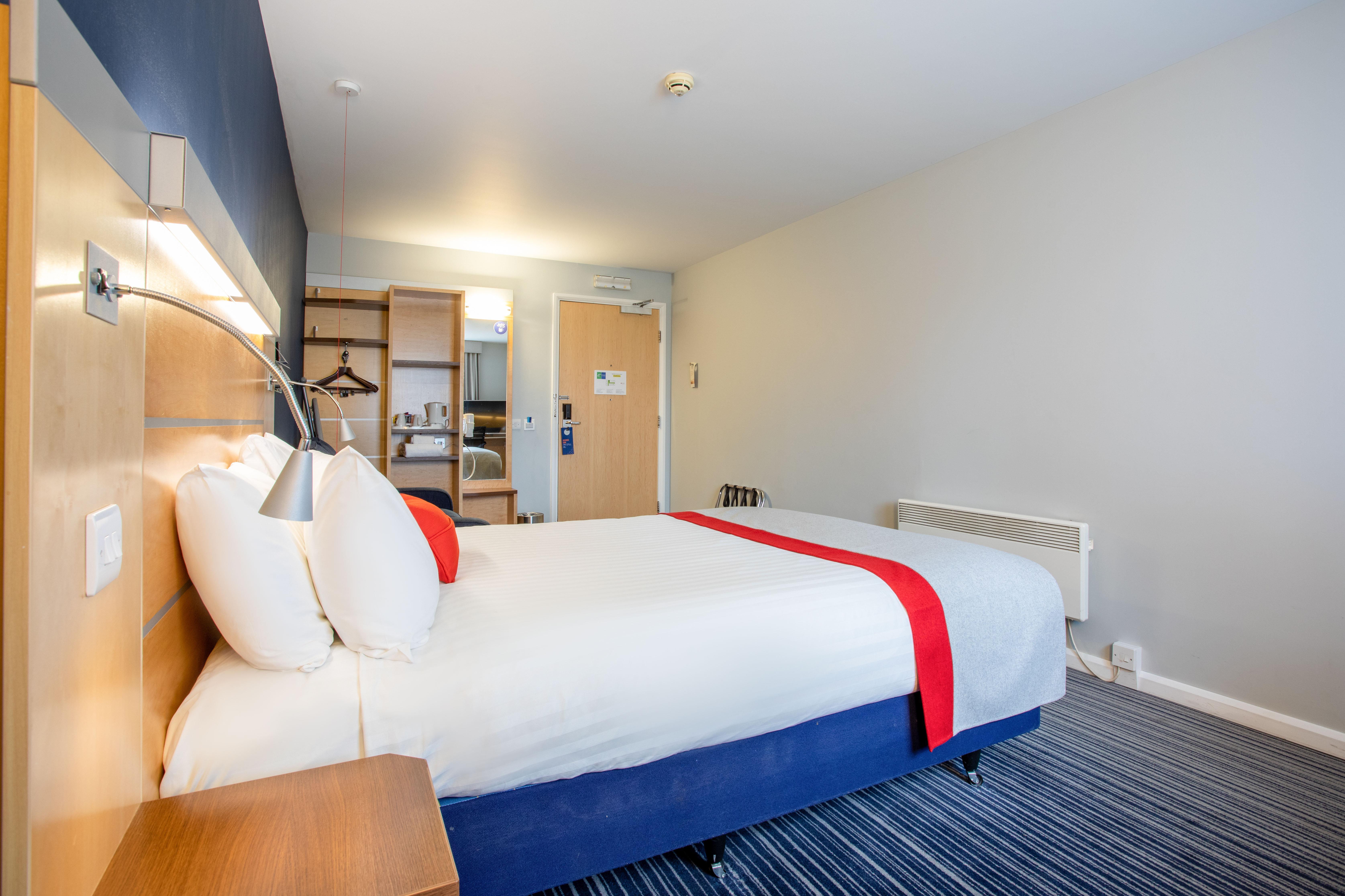 Holiday Inn Express Dunfermline By Ihg Exterior foto
