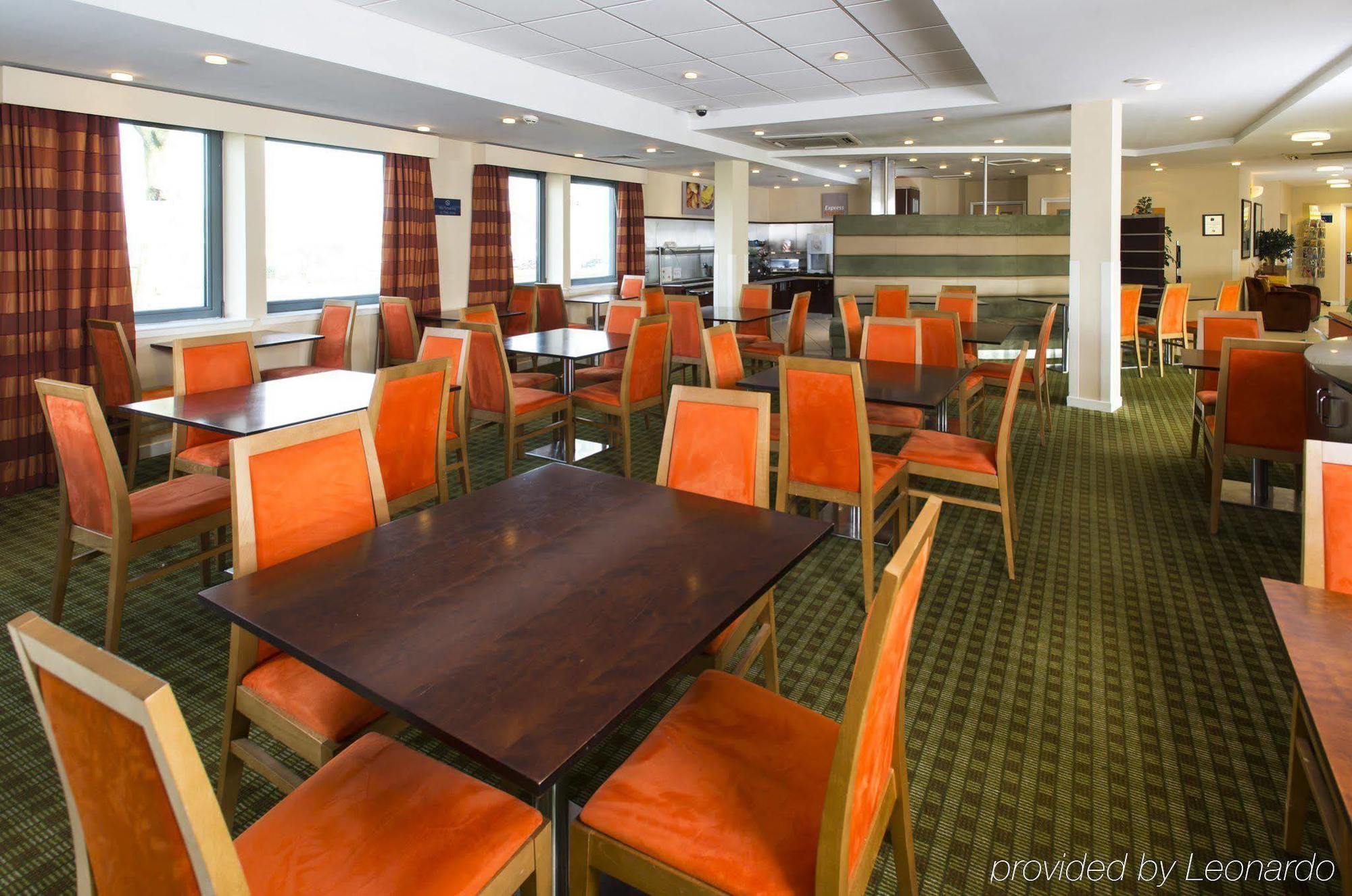 Holiday Inn Express Dunfermline By Ihg Exterior foto