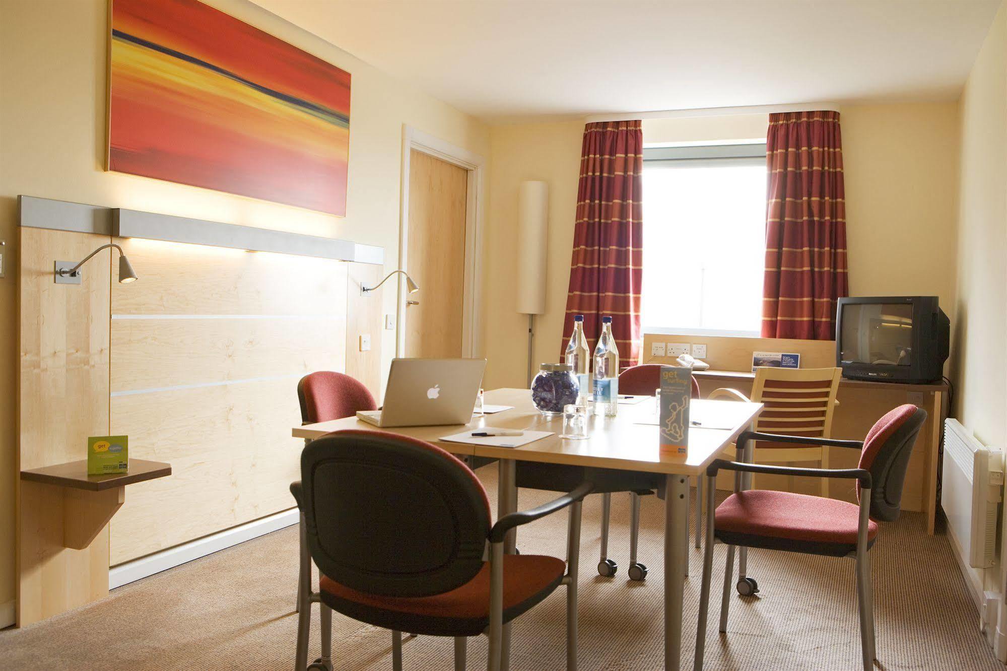Holiday Inn Express Dunfermline By Ihg Exterior foto